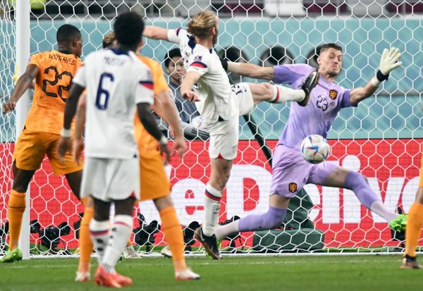 US player Timothy Ream and Dutch goalkeeper Andries Noppert (right) in the World Cup 1/8 finals match between the Netherlands and the United States. - Sputnik International