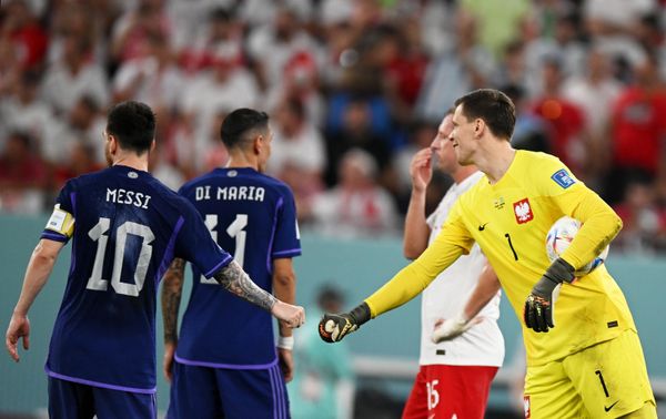 Argentine player Lionel Messi and Polish goalkeeper Wojciech Szczesny (right) in the group stage match of the World Cup between the national teams of Poland and Argentina. - Sputnik International