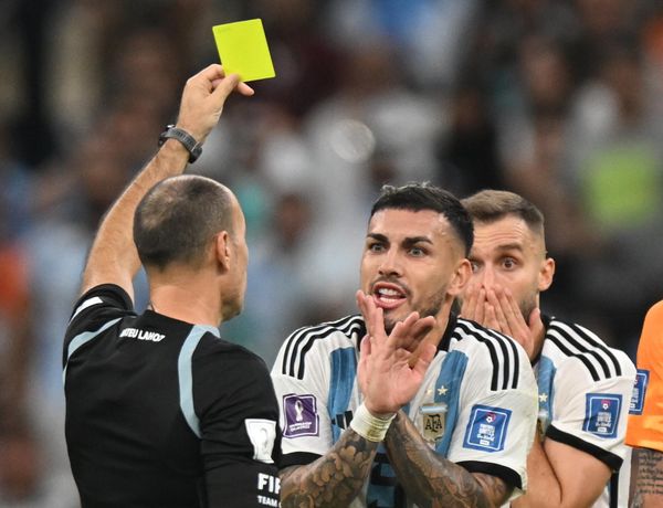 Head referee Antonio Lahoz (left) shows a yellow card to Argentine player Leandro Daniel Paredes (center) in the World Cup quarterfinal match between the Netherlands and Argentina. - Sputnik International