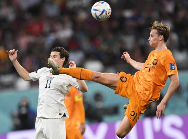 US player Brenden Aaronson and Dutch player Frenkie de Jong (right) in the World Cup 1/8 finals match between the Netherlands and the United States. - Sputnik International