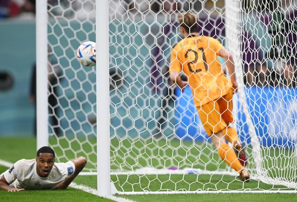 Qatar's Pedro Miguel (left) in the group stage World Cup match between the Netherlands and Qatar. Right: Dutch player Frenkie de Jong scores a goal. - Sputnik International