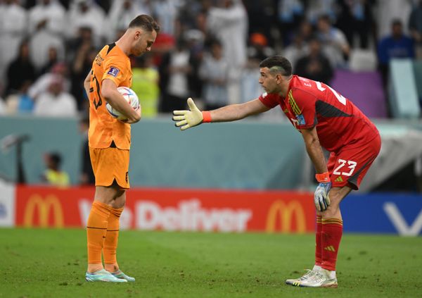 Dutch player Ton Kopmeijners (left) and Argentine goalkeeper Emiliano Damian Martinez in a penalty shootout in the World Cup quarterfinals between the Netherlands and Argentina. - Sputnik International