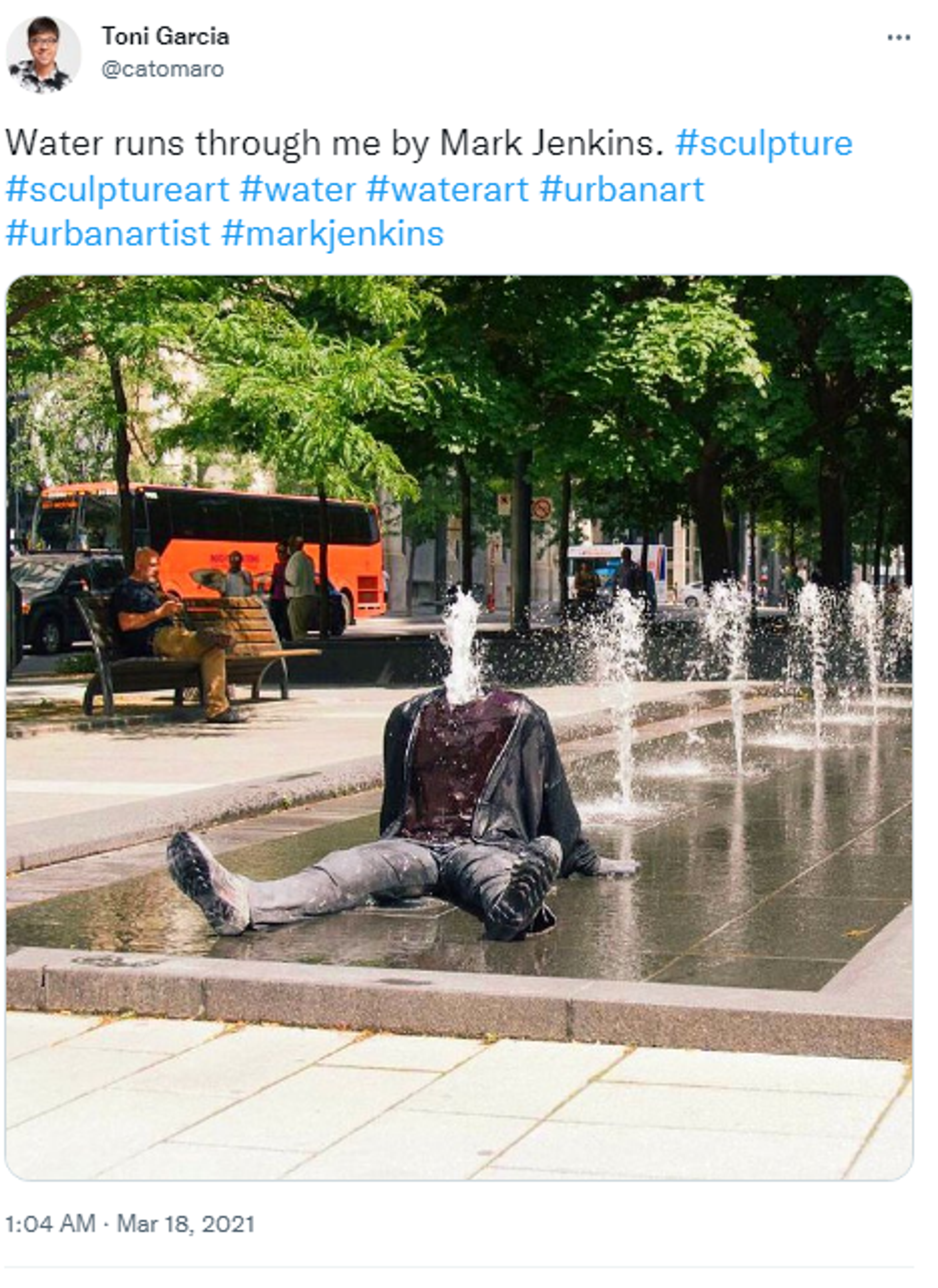Twitter screenshot of sculpture by  Mark Jenkins. - Sputnik International, 1920, 12.12.2022