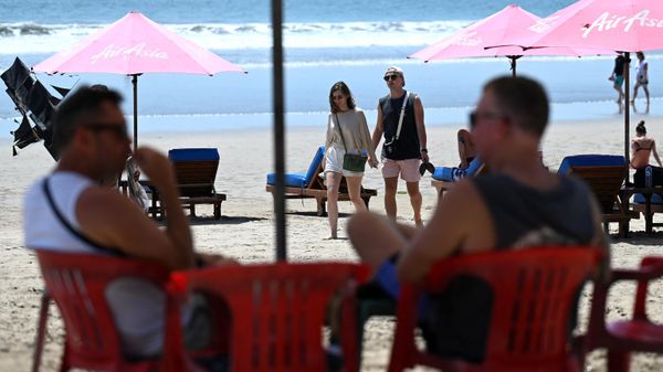 Foreign tourists walk on a beach in Seminyak, Badung regency on Indonesia resort island of Bali, on December 7, 2022. - Sputnik International