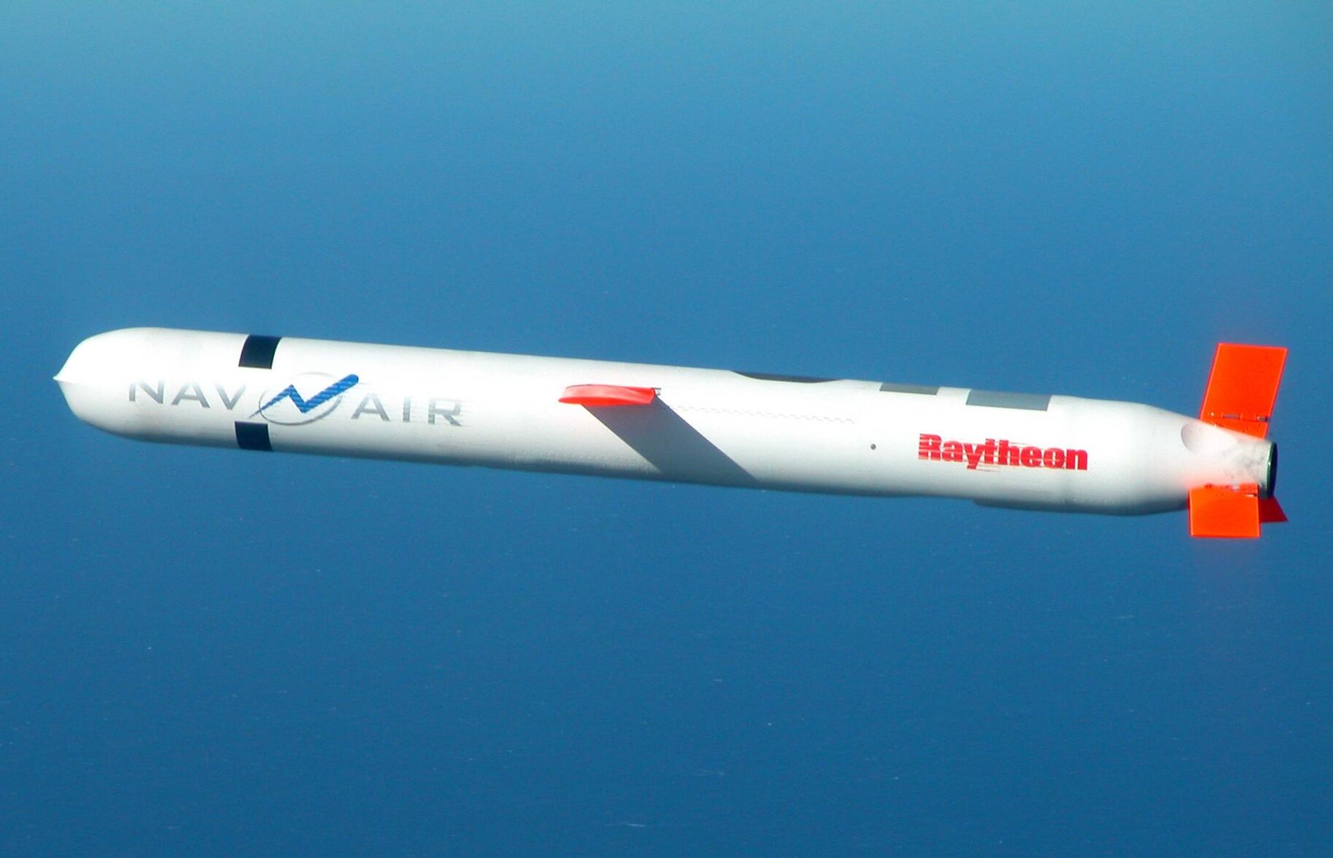 A Tactical Tomahawk Block IV cruise missile, conducts a controlled flight test over the Naval Air Systems Command (NAVAIR) western test range complex in southern California - Sputnik International, 1920, 12.12.2022
