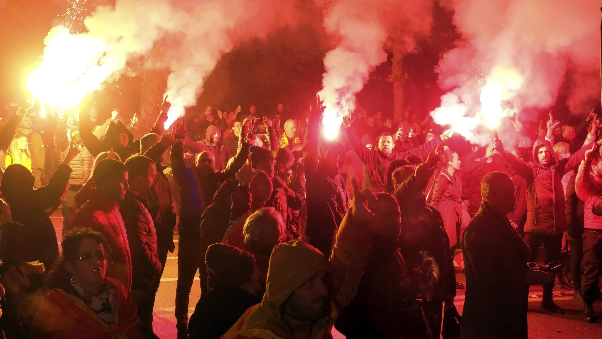 Protesters light torches during a rally in front of the parliament building in Podgorica, Montenegro, Monday, Dec. 12, 2022. Clashes erupted on Monday during an opposition protest in Montenegro reflecting a deep political crisis between the pro-Western and pro-Serb and pro-Russian camps in the small Balkan country that is a member of NATO. - Sputnik International, 1920, 12.12.2022