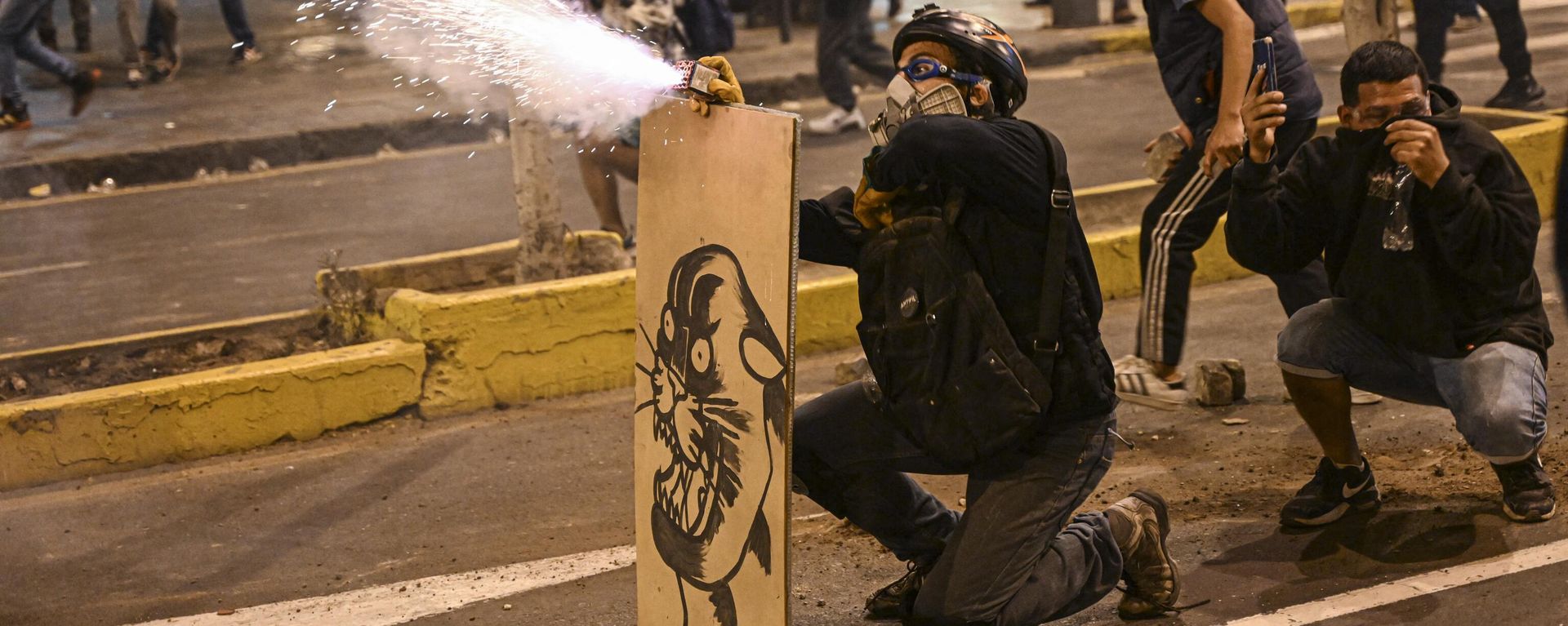 Supporters of former President Pedro Castillo launch firecrackers at riot police during a protest near the Congress in Lima on December 12, 2022 Supporters of former President Pedro Castillo launch firecrackers at riot police during a protest near the Congress in Lima on December 12, 2022 - Sputnik International, 1920, 18.12.2022