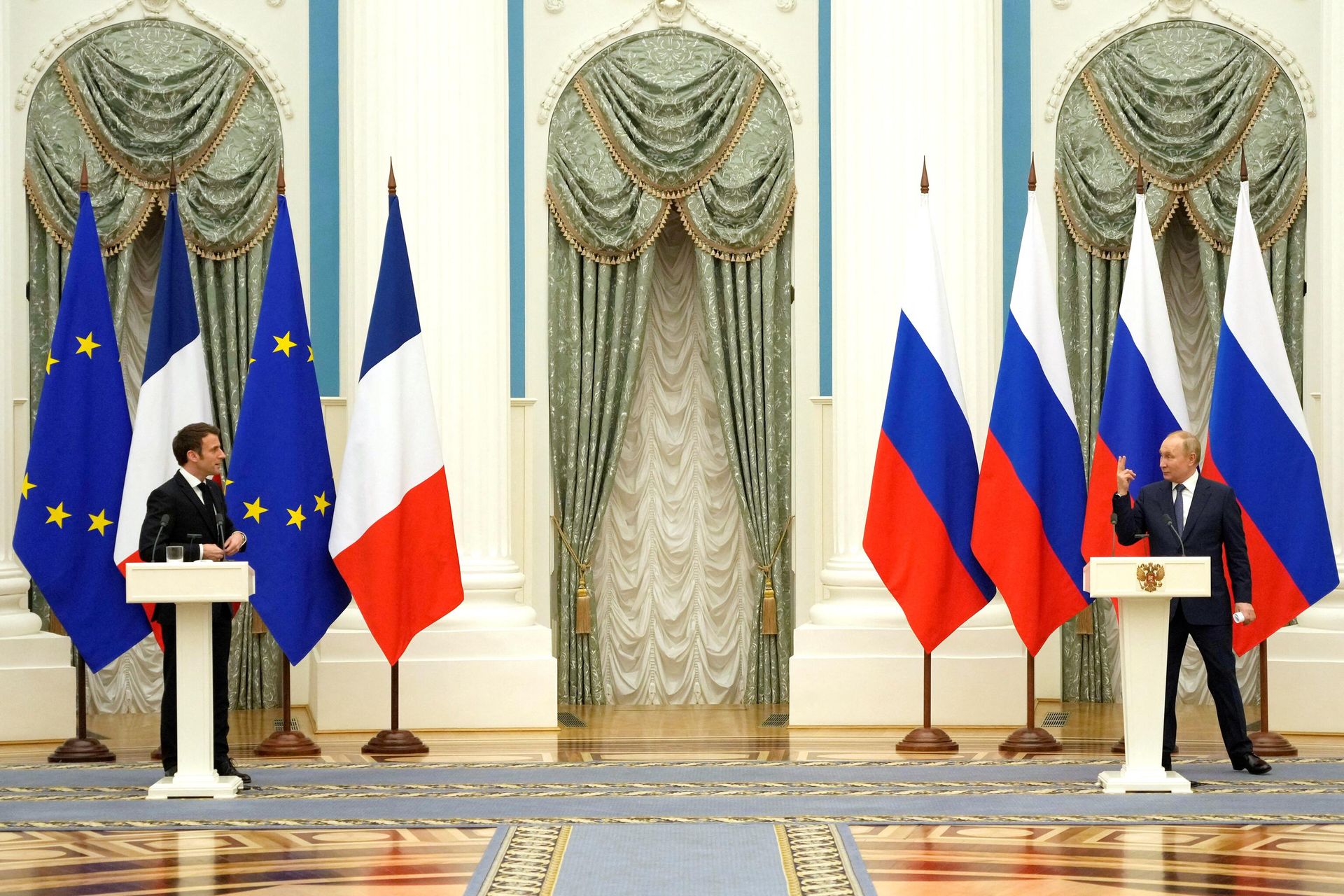 Russian President Vladimir Putin (R) gestures during a joint press conference with French President Emmanuel Macron in Moscow, on February 7, 2022. - Sputnik International, 1920, 13.12.2022