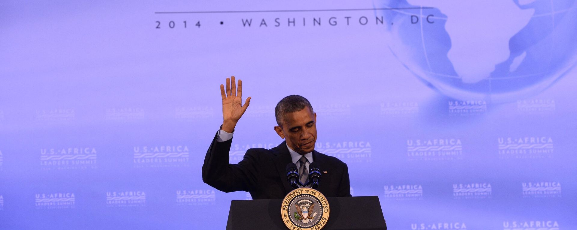 US President Barack Obama waves as he finishes a press conference at the end of the US-Africa Leaders Summit in Washington, DC, on August 6, 2014. US President Barack Obama waves as he finishes a press conference at the end of the US-Africa Leaders Summit in Washington, DC, on August 6, 2014. - Sputnik International, 1920, 14.12.2022