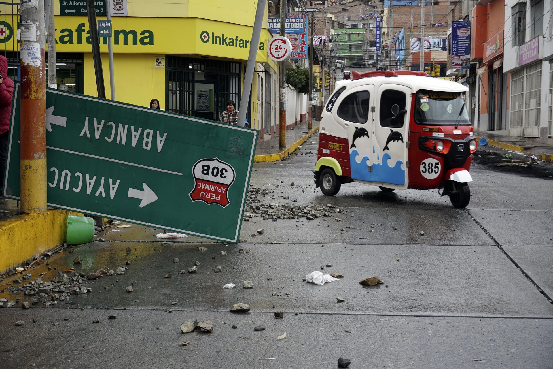 A road sign lays in the street the day after protests that called for the closure of Congress, the resignation of the new President Dina Boluarte and for general elections in Andahuaylas, Peru, Tuesday, Dec. 13, 2022. Peru's President Pedro Castillo was detained on Dec. 7 after he was ousted by lawmakers when he sought to dissolve Congress ahead of an impeachment vote.  - Sputnik International, 1920, 14.12.2022