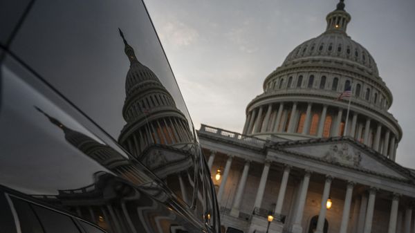 The dome of the US Capitol is seen reflected on a car door in Washington, DC on November 5, 2021. - Sputnik International