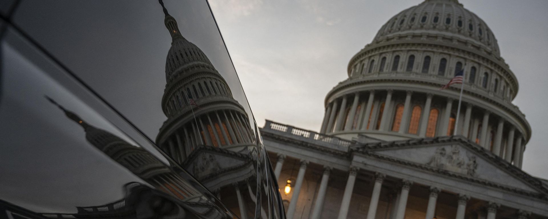 The dome of the US Capitol is seen reflected on a car door in Washington, DC on November 5, 2021. - Sputnik International, 1920, 06.05.2023