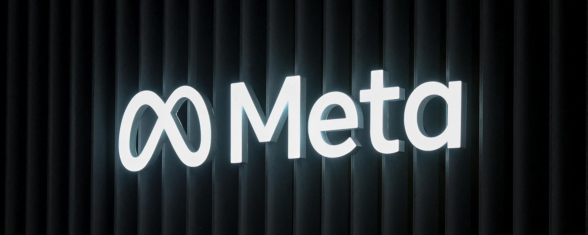 This photograph taken on May 22, 2022 shows the logo of US multinational technology conglomerate Meta displayed on a booth ahead of the World Economic Forum (WEF) annual meeting in Davos. - Sputnik International, 1920, 14.12.2022