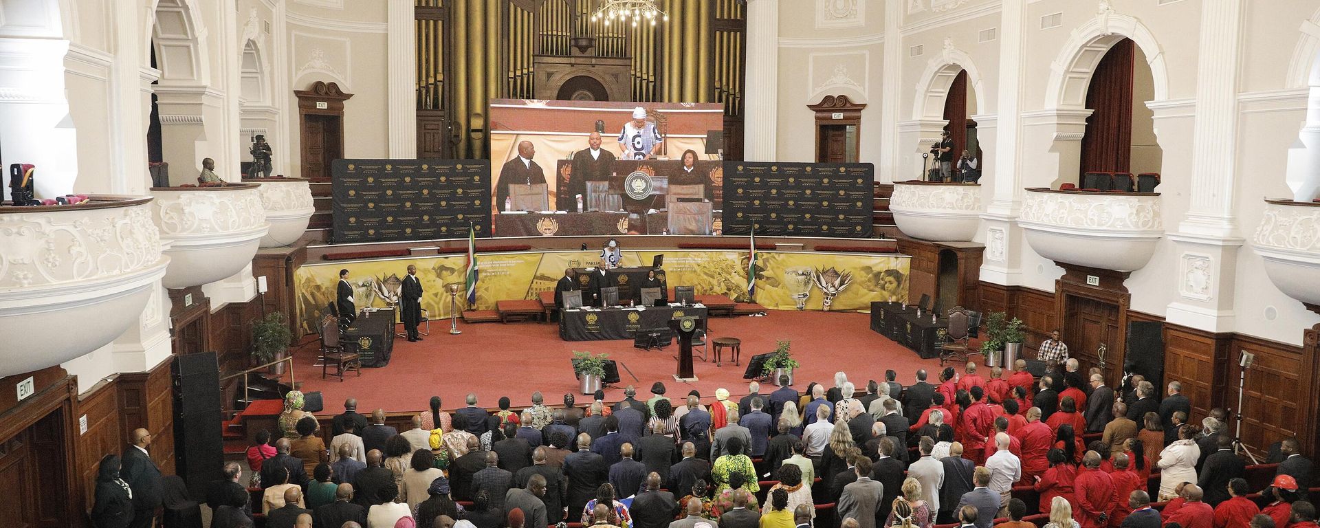 Members of the South African parliament gather ahead of a debate to the possibility of initiating proceedings to remove South African President Cyril Ramaphosa from office, at a parliamentary session in Cape Town on December 13, 2022. - Sputnik International, 1920, 14.12.2022