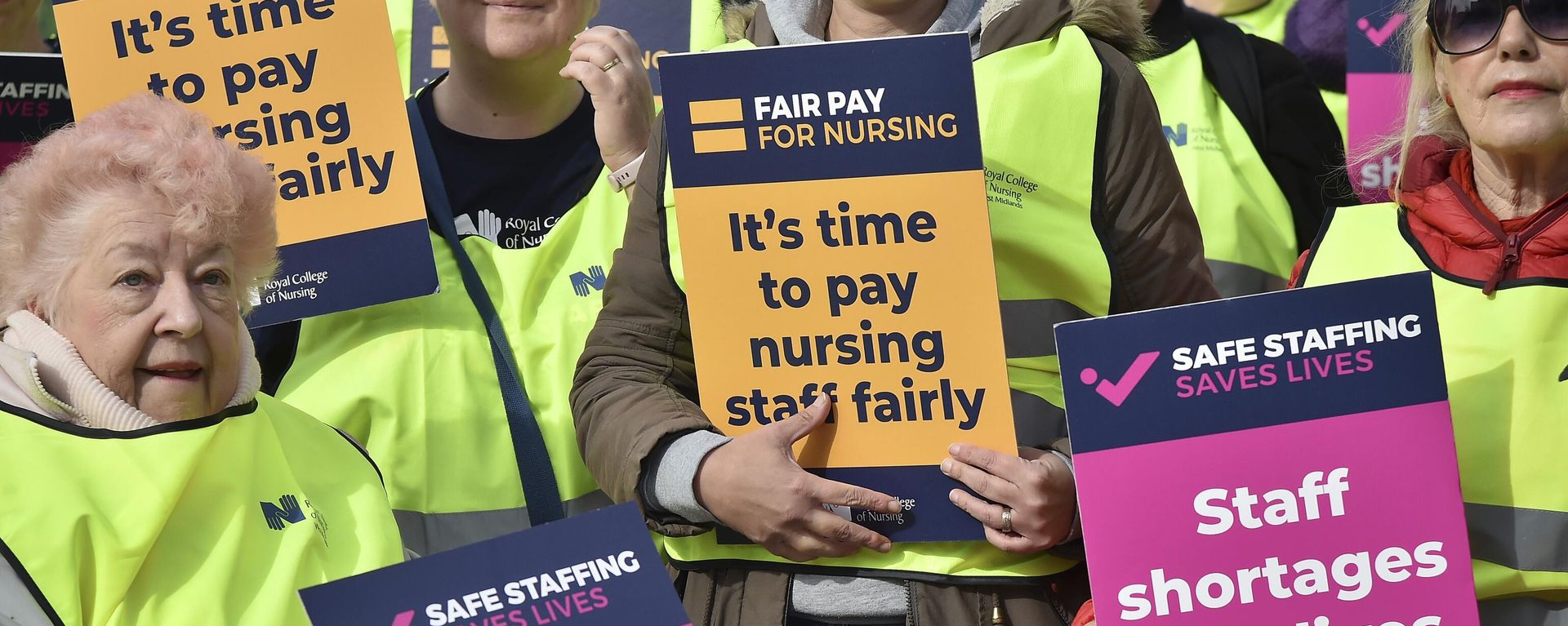 Protesters from the Royal College of Nursing demonstrate outside the Conservative Party conference at the ICC in Birmingham - Sputnik International, 1920, 15.12.2022