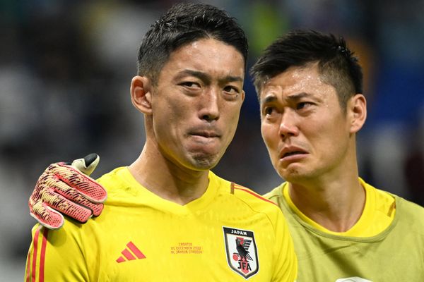 Japan's goalkeeper #12 Shuichi Gonda (L) and Japan's goalkeeper #01 Eiji Kawashima react to their team's defeat in the Qatar 2022 World Cup round of 16 football match between Japan and Croatia at the Al-Janoub Stadium in Al-Wakrah, south of Doha, December 5, 2022. (Photo by Ina Fassbender / AFP) - Sputnik International