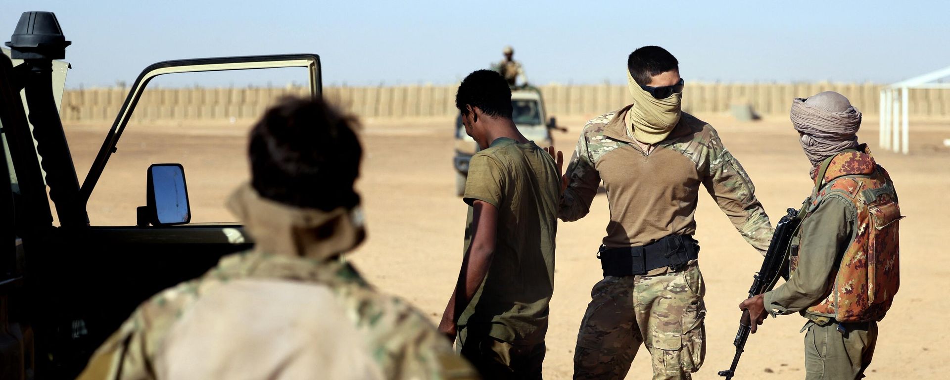 A French Marine Special Operation Forces officer trains Mali's FAMA soldiers as new Task Force Takuba multinationals military mission in sub-Saharan Africa's troubled region, in the Mali's Menaka army base, on December 7, 2021. A French Marine Special Operation Forces officer trains Mali's FAMA soldiers as new Task Force Takuba multinationals military mission in sub-Saharan Africa's troubled region, in the Mali's Menaka army base, on December 7, 2021. - Sputnik International, 1920, 15.12.2022