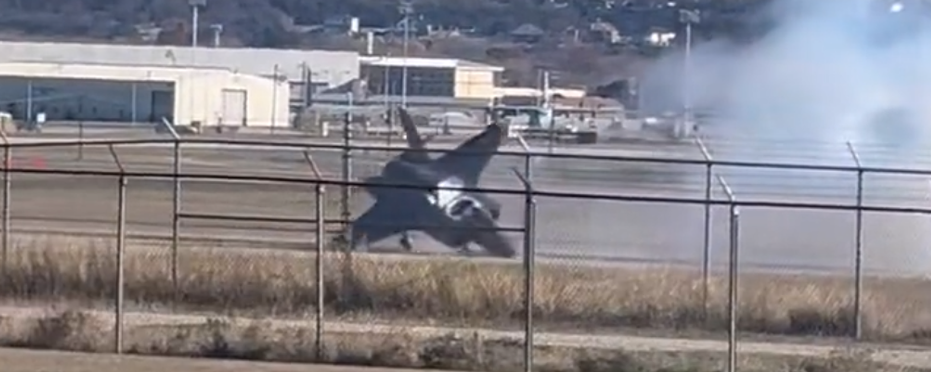 Video taken by Kitt Wilder captures the moment that an F-35B jet crashed early Thursday during a test in Texas' Fort Worth base. Although the condition of the pilot is unknown, they are seen ejected from the fighter jet. Video taken by Kitt Wilder captures the moment that an F-35B jet crashed early Thursday during a test in Texas' Fort Worth base. Although the condition of the pilot is unknown, they are seen ejected from the fighter jet. - Sputnik International, 1920, 15.12.2022
