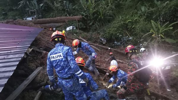 In this photo provided by Civil Defense Department, Civil Defense personnel search for survivors buried after a landslide hit a campsite in Batang Kali, Malaysia, Friday, Dec. 16, 2022.  - Sputnik International