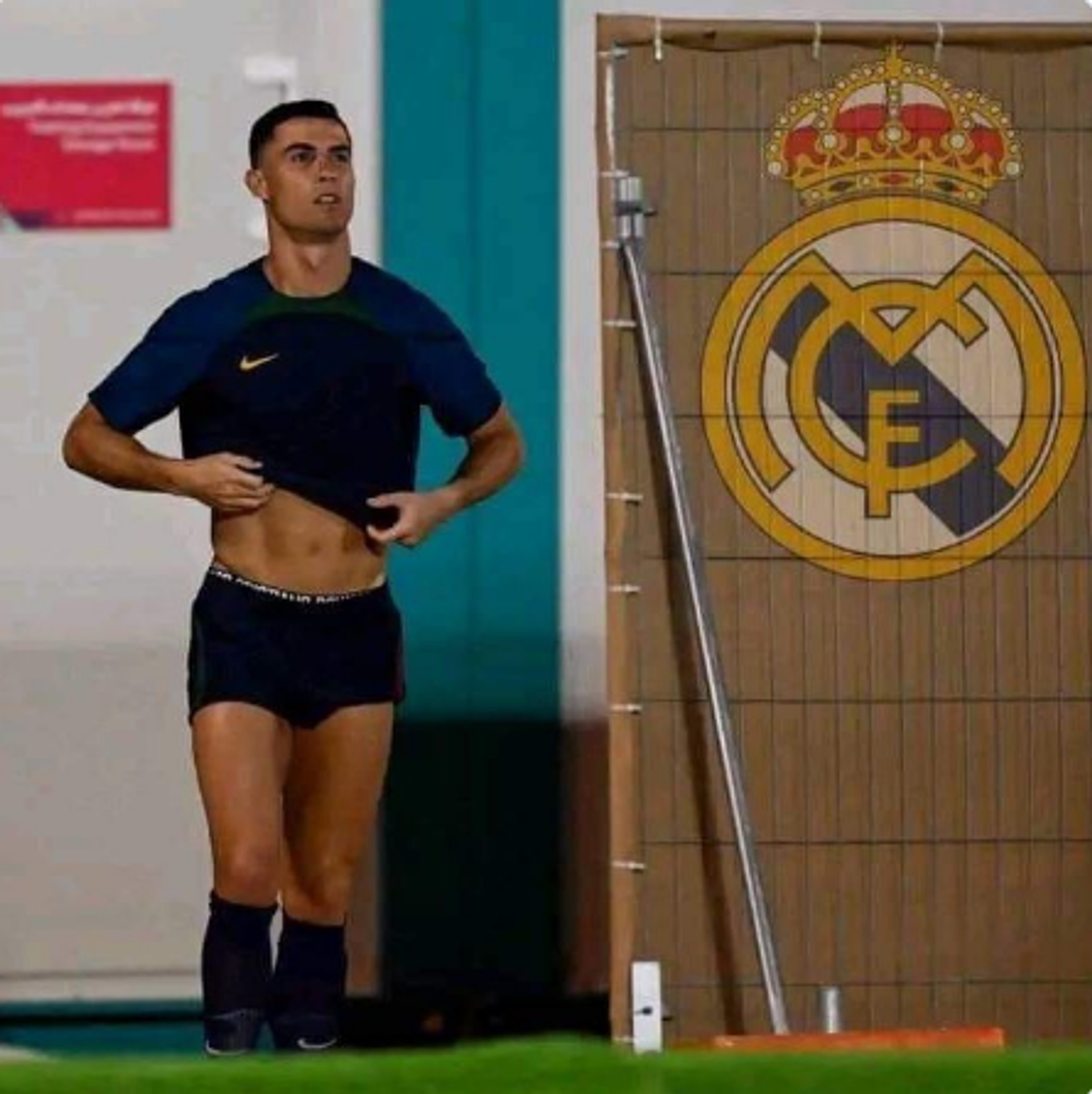 A screenshot of a tweet showing Cristiano Ronaldo at the Valdebebas training base of Real Madrid. - Sputnik International, 1920, 16.12.2022