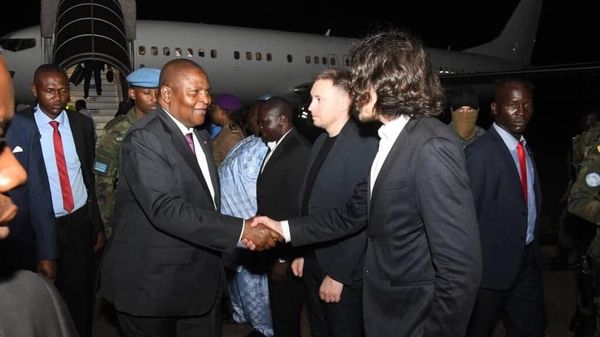 In the photo: Dmitry Syty, the general director of the Russian House in the Central African Republic (CAR), (in the foreground) is waiting for the hand of President Faustin-Archange Touadera. - Sputnik International