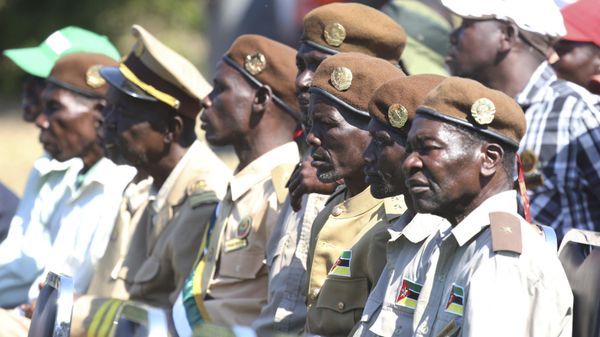 Former Renamo fighters look on as Mozambique President Filipe Nyusi and Renamo leader Ossufo Momade sign a peace accord at Gorongosa National Park, about 170 kilometres from Beira, Mozambique, Thursday, Aug, 1, 2019. - Sputnik International