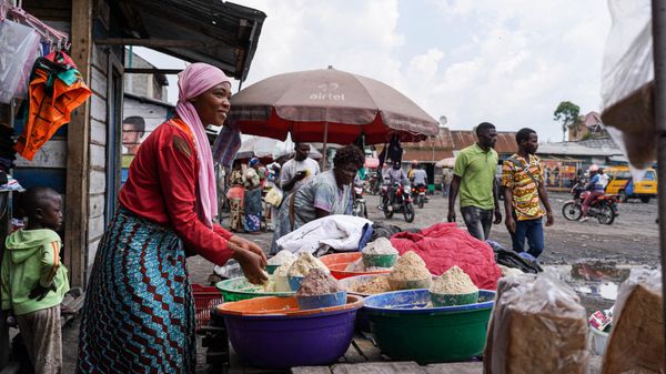 A trader displays items for sale at the Rutshuru parking lot in Goma, eastern Democratic Republic of Congo, on December 2, 2022. -  (Photo by GLODY MURHABAZI / AFP) - Sputnik International