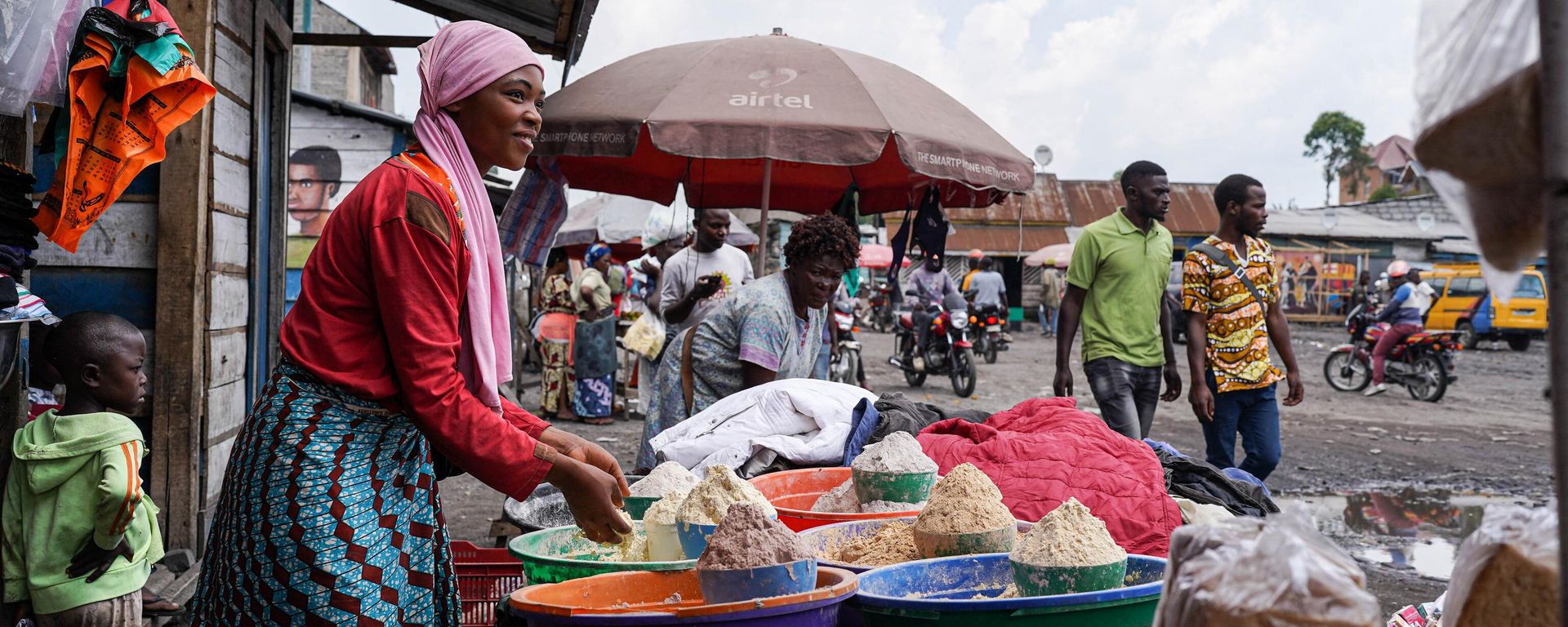A trader displays items for sale at the Rutshuru parking lot in Goma, eastern Democratic Republic of Congo, on December 2, 2022. - (Photo by GLODY MURHABAZI / AFP) A trader displays items for sale at the Rutshuru parking lot in Goma, eastern Democratic Republic of Congo, on December 2, 2022. - (Photo by GLODY MURHABAZI / AFP) - Sputnik International, 1920, 19.12.2022