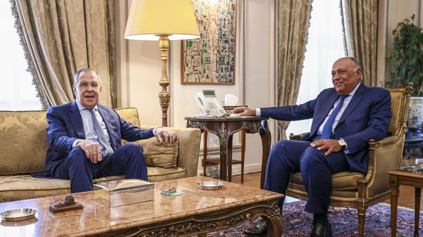In this handout photo released by the Russian Foreign Ministry press service, Russian Foreign Minister Sergey Lavrov, left, and Egyptian Minister of Foreign Affairs Sameh Shoukry pose for a photo prior to their talks in Cairo, Egypt, Sunday, July 24, 2022.  - Sputnik International