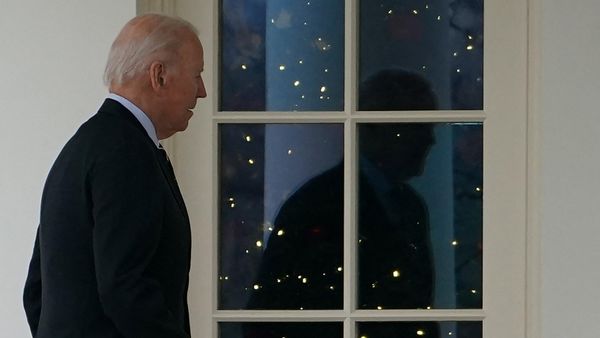 US President Joe Biden walks to the Oval Office upon arrival on the South Lawn of the White House in Washington, DC on December 16, 2022 - Sputnik International