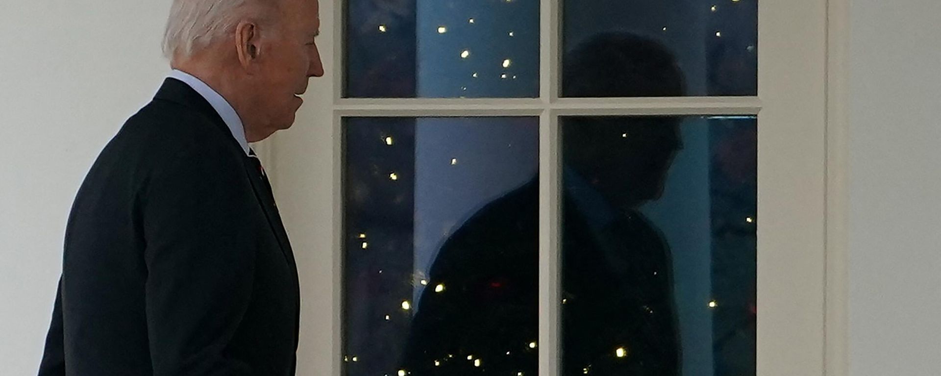 US President Joe Biden walks to the Oval Office upon arrival on the South Lawn of the White House in Washington, DC on December 16, 2022 - Sputnik International, 1920, 18.12.2022