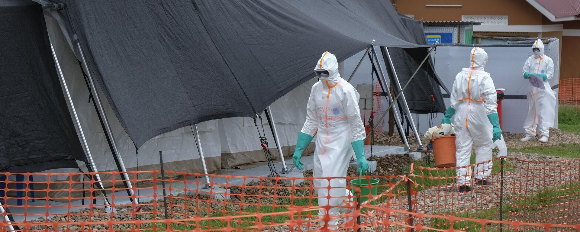 Medical workers walk inside the Ebola isolation center of Madudu Health Center III, in the village of Madudu, in the Mubende district of Uganda Tuesday, Nov. 1, 2022. Medical workers walk inside the Ebola isolation center of Madudu Health Center III, in the village of Madudu, in the Mubende district of Uganda Tuesday, Nov. 1, 2022. - Sputnik International, 1920, 18.12.2022