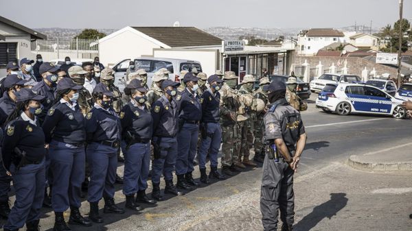 South African National Defense Forces (SNADF) soldiers and South Africa Police Services (SAPS) members line up in front of the Phoenix Police Station in Durban, on July 21, 2021. - Sputnik International
