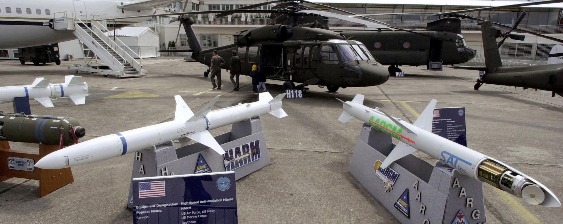 Models of anti-radiation missiles of American Raytheon are on display on June 17, 2001, at the 44th Paris-Le Bourget Air Show Models of anti-radiation missiles of American Raytheon are on display on June 17, 2001, at the 44th Paris-Le Bourget Air Show - Sputnik International, 1920, 18.12.2022