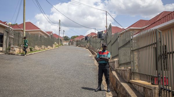 A security guard stands in the street by Hallmark Residences, which is one of the locations expected to house some of the asylum-seekers due to be sent from Britain to Rwanda, in the capital Kigali, Rwanda Thursday, May 19, 2022.  - Sputnik International