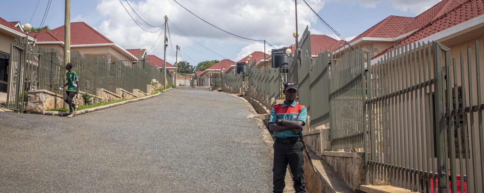 A security guard stands in the street by Hallmark Residences, which is one of the locations expected to house some of the asylum-seekers due to be sent from Britain to Rwanda, in the capital Kigali, Rwanda Thursday, May 19, 2022. A security guard stands in the street by Hallmark Residences, which is one of the locations expected to house some of the asylum-seekers due to be sent from Britain to Rwanda, in the capital Kigali, Rwanda Thursday, May 19, 2022. - Sputnik International, 1920, 19.12.2022