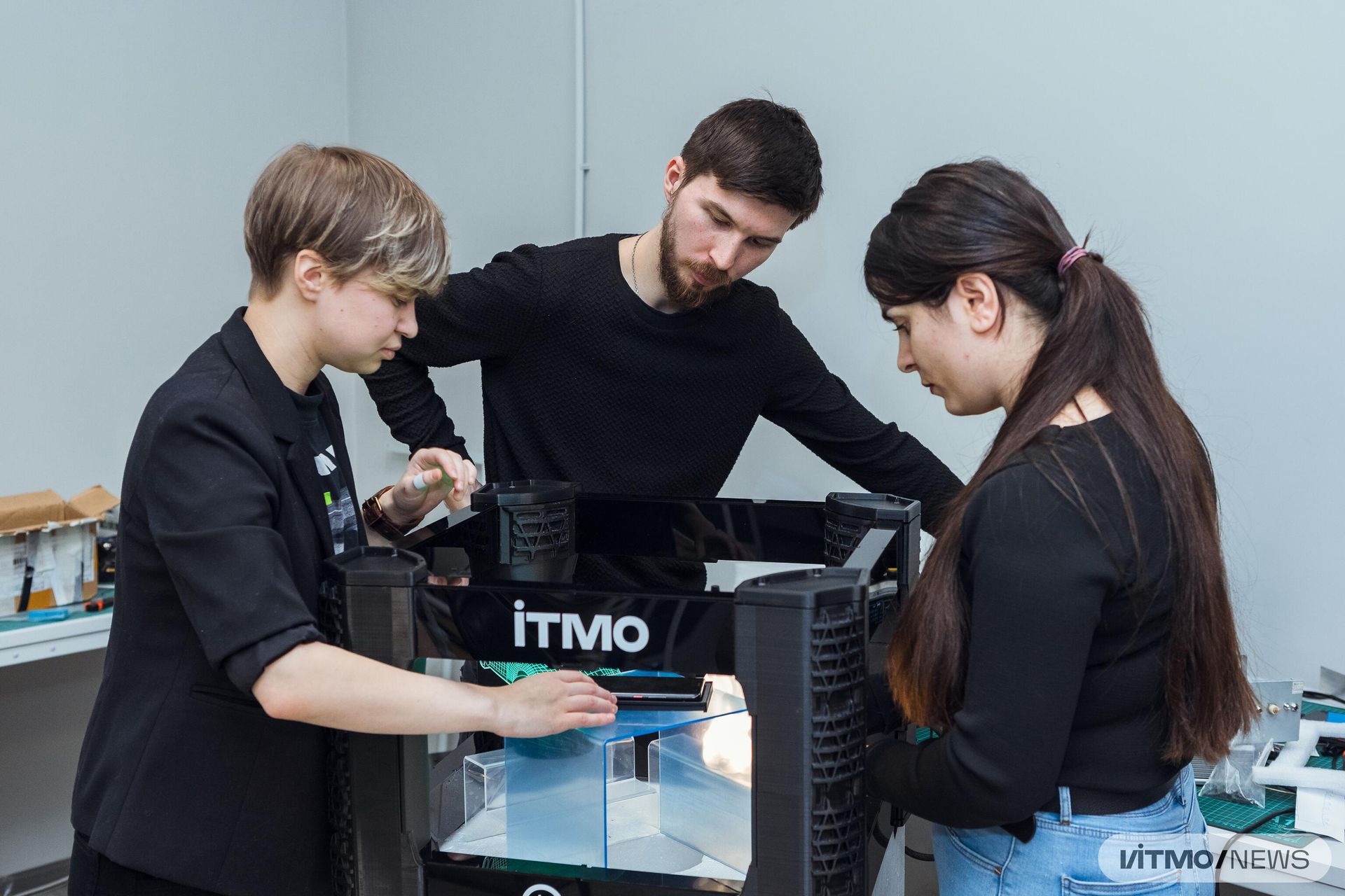 Russian scientists from ITMO University roll out ‘revolutionary’ wireless charger. Russian scientists from ITMO University roll out ‘revolutionary’ wireless charger. - Sputnik International, 1920, 20.12.2022
