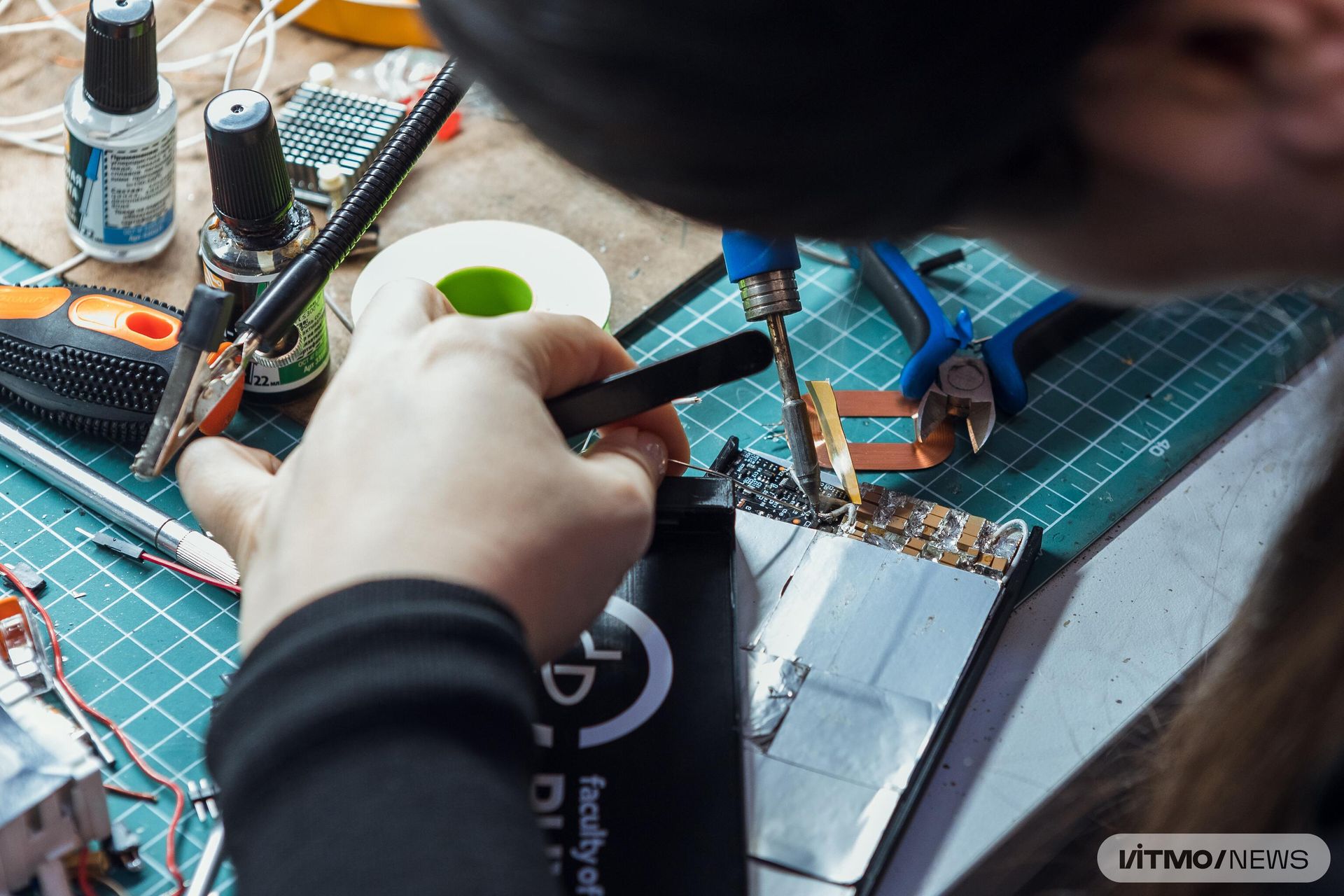 Russian scientists from ITMO University roll out ‘revolutionary’ wireless charger. Russian scientists from ITMO University roll out ‘revolutionary’ wireless charger. - Sputnik International, 1920, 20.12.2022