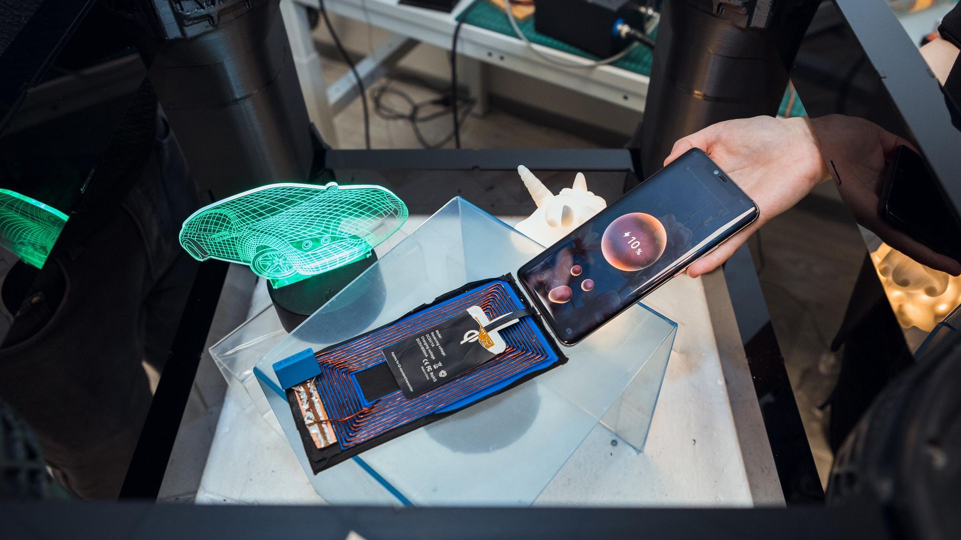 Russian scientists from ITMO University roll out ‘revolutionary’ wireless charger. Russian scientists from ITMO University roll out ‘revolutionary’ wireless charger. - Sputnik International, 1920, 20.12.2022