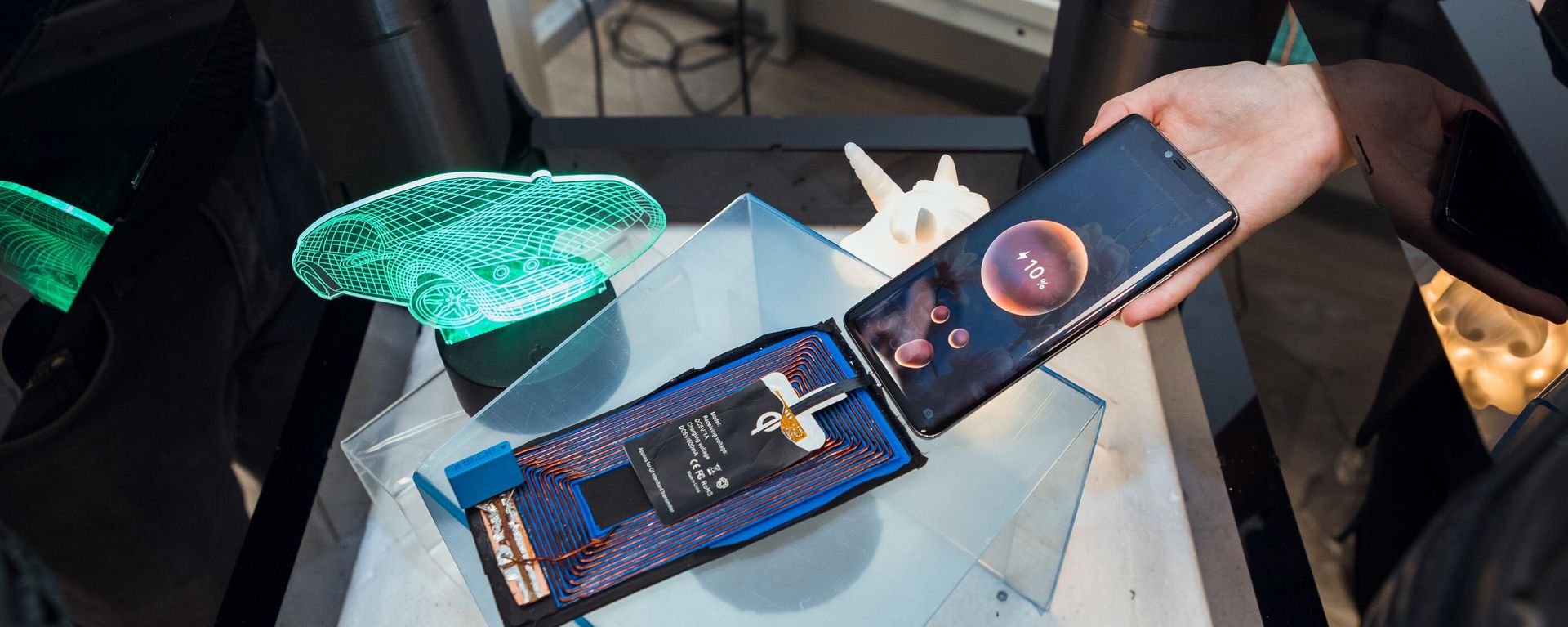 Russian scientists from ITMO University roll out ‘revolutionary’ wireless charger. Russian scientists from ITMO University roll out ‘revolutionary’ wireless charger. - Sputnik International, 1920, 20.12.2022