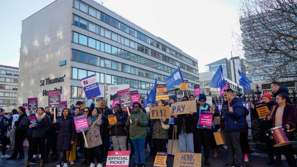 Healthcare workers hold placards at a picket line outside St Thomas' Hospital in London on December 20, 2022. - Sputnik International