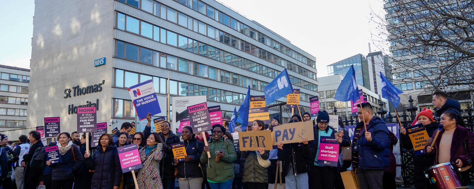Healthcare workers hold placards at a picket line outside St Thomas' Hospital in London on December 20, 2022. - Sputnik International, 1920, 29.12.2022