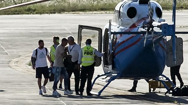 Argentina's Lionel Messi (L) and Argentina's Angel Di Maria (C) prepare to board a helicopter heading to their respective homes, on arrival at the Islas Malvinas international airport in Rosario, Santa Fe province, Argentina, on December 20, 2022 - Sputnik International