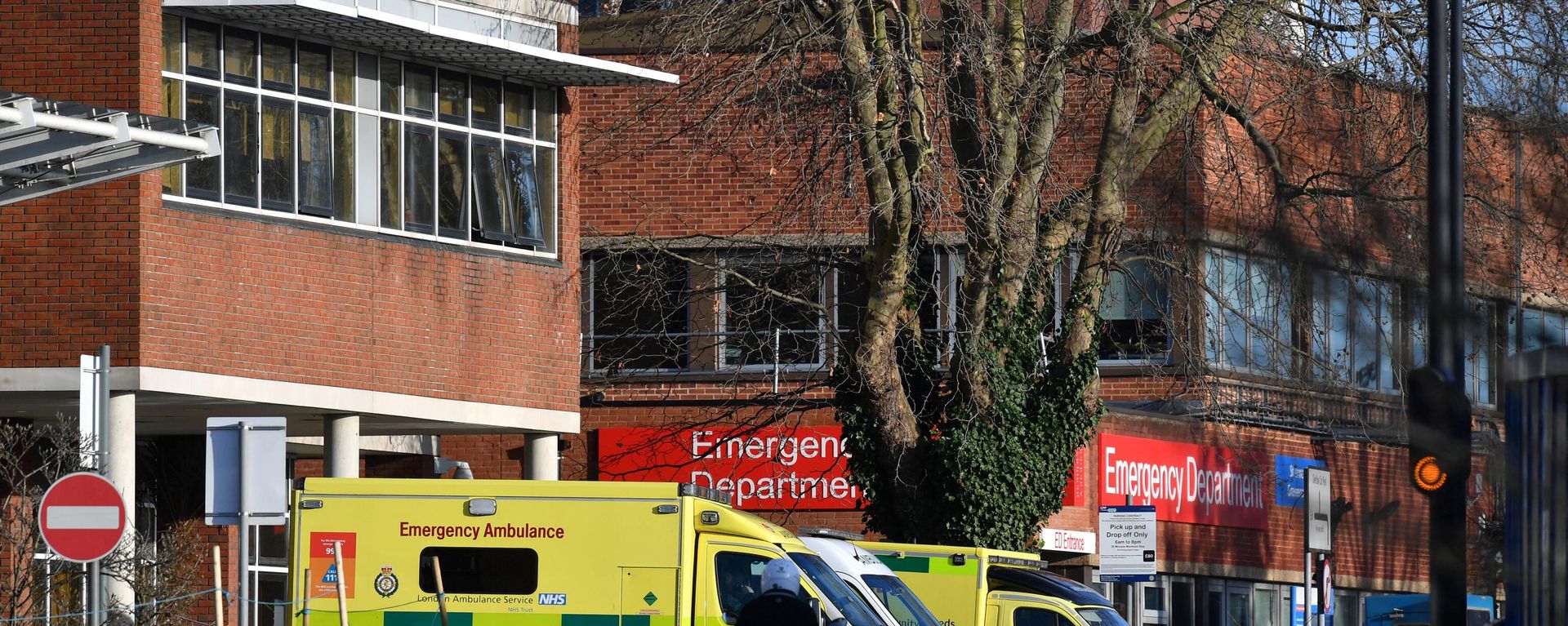 Ambulances are pictured at St George's Hospital in Tooting, south London. Ambulances are pictured at St George's Hospital in Tooting, south London. - Sputnik International, 1920, 21.12.2022