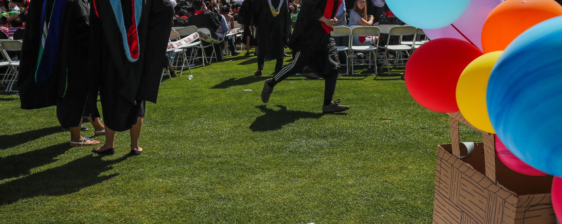 Students walk by a sign that lays on the ground that was made in support of a Stanford rape victim, during graduation ceremonies at Stanford University, in Palo Alto, California, on June 12, 2016. Students walk by a sign that lays on the ground that was made in support of a Stanford rape victim, during graduation ceremonies at Stanford University, in Palo Alto, California, on June 12, 2016. - Sputnik International, 1920, 21.12.2022