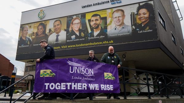 Striking ambulance staff outside Waterloo ambulance station in central London on December 21, 2022 - Sputnik International