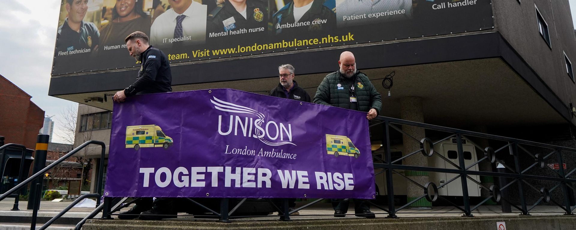 Striking ambulance staff outside Waterloo ambulance station in central London on December 21, 2022 - Sputnik International, 1920, 21.12.2022
