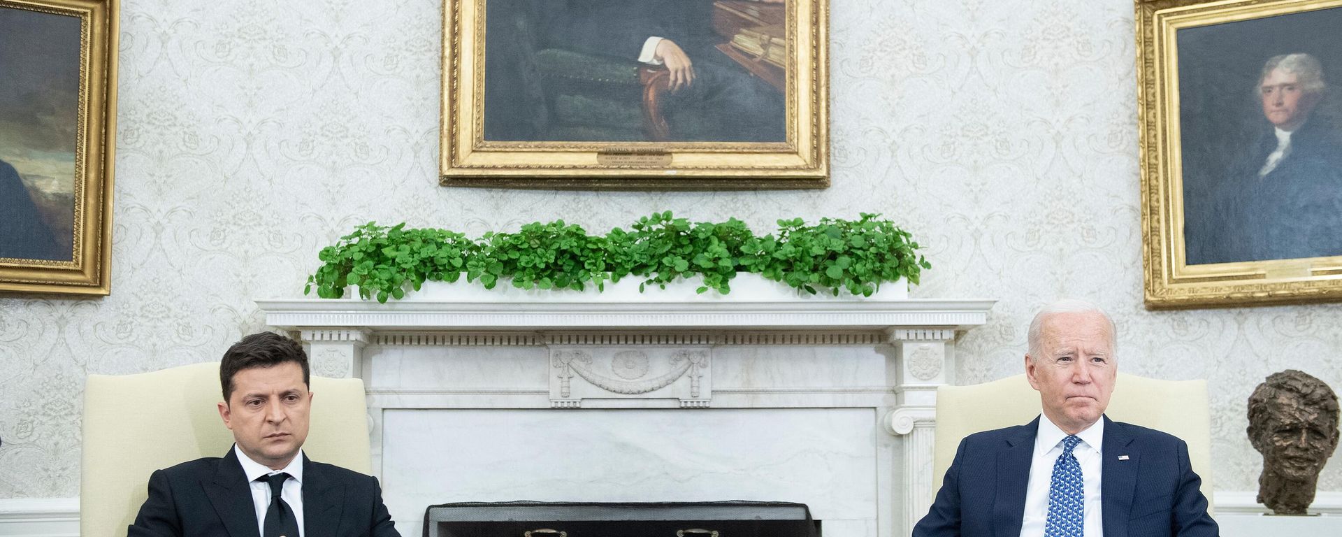 US President Joe Biden and Ukraine's President Volodymyr Zelensky before a meeting in the Oval Office of the White House September 1, 2021, in Washington, DC US President Joe Biden and Ukraine's President Volodymyr Zelensky before a meeting in the Oval Office of the White House September 1, 2021, in Washington, DC - Sputnik International, 1920, 21.12.2022