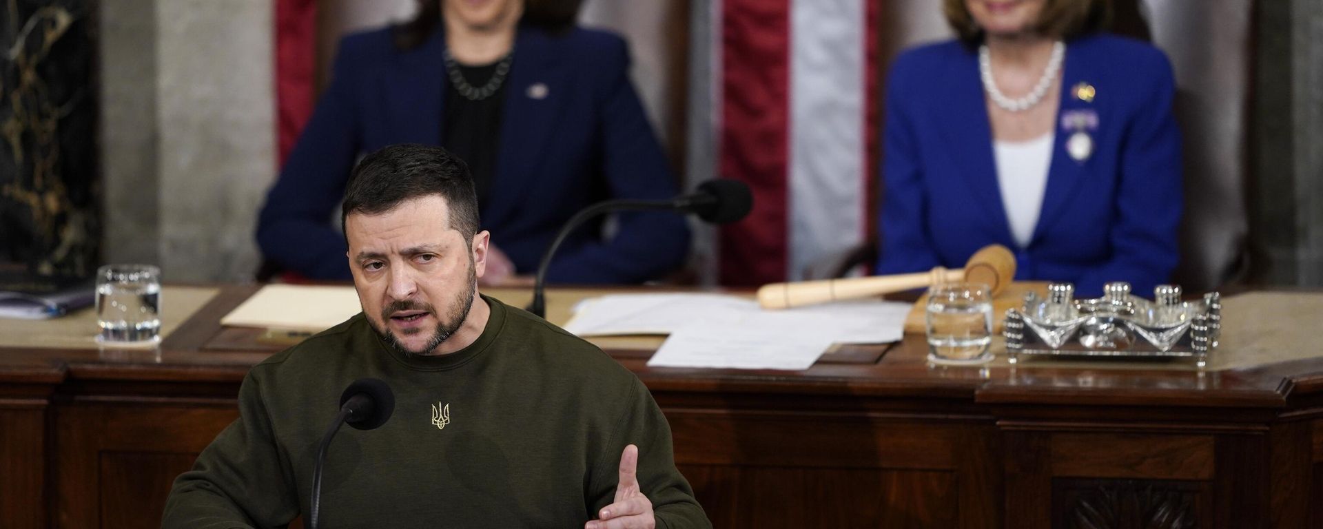 Ukrainian President Volodymyr Zelenskyy addresses a joint meeting of Congress on Capitol Hill in Washington, Wednesday, Dec. 21, 2022. Vice President Kamala Harris and Speaker of the House Nancy Pelosi, D-Calif., right, listen. - Sputnik International, 1920, 22.12.2022