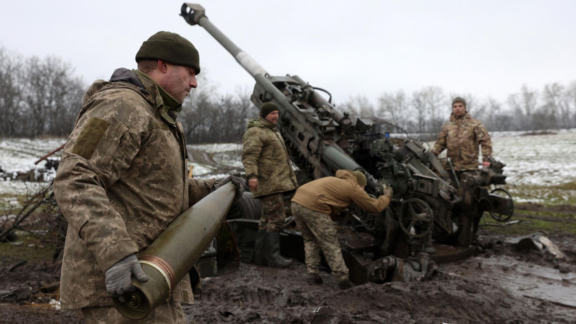 Ukrainian artillerymen fire a M777 howitzer towards Russian positions on the frontline of eastern Ukraine Ukrainian artillerymen fire a M777 howitzer towards Russian positions on the frontline of eastern Ukraine - Sputnik International, 1920, 22.12.2022
